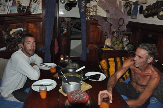 Hora do jantar no veleiro, na grande barreira de corais, em Belize